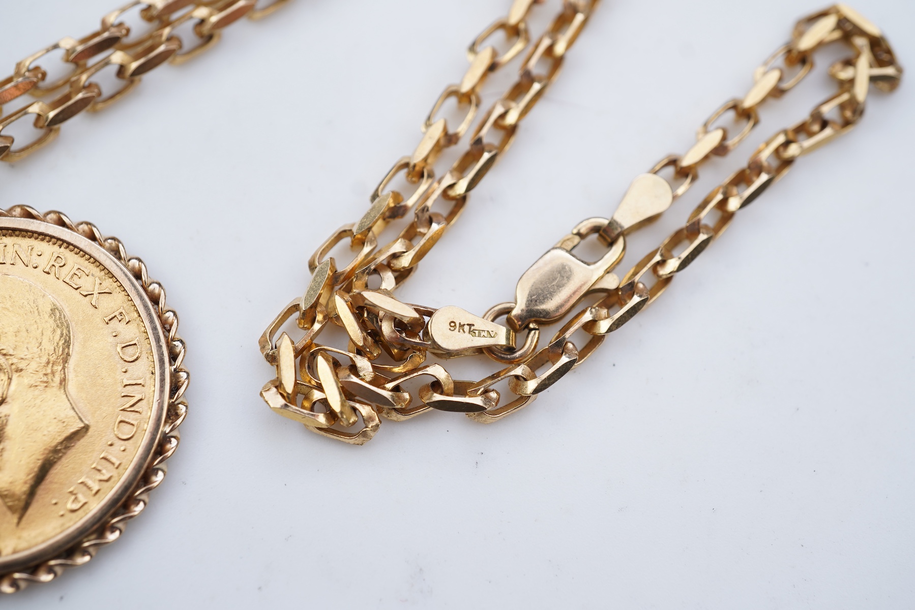 A George V sovereign coin pendant necklace